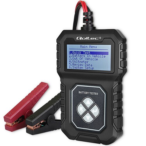 Tester akumulatorów z wyświetlaczem LCD pokazującym menu z opcjami: "1. Quick test, 2. Battery in Vehicle, 3. Out of Vehicle, 4. Voltmeter, 5. Review Data, 6. System Setup". Obok urządzenia znajdują się dwa zaciski w kolorach czerwonym i czarnym.
