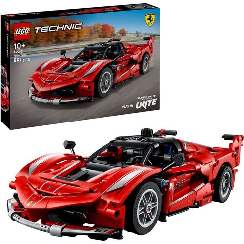 Pudełko zestawu LEGO Technic przedstawia czerwony model samochodu wyścigowego na torze, z logo LEGO i Ferrari oraz napisami "10+", "42212", "Ferrari FXX K", "897 pcs", "Asphalt Racing" i "Play in Unite". Przed pudełkiem znajduje się złożony model samochod