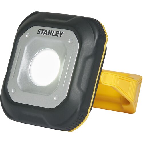 Na zdjęciu znajduje się reflektor o czarno-szarej obudowie z widocznym logo "STANLEY" na górze. Reflektor ma żółty uchwyt z boku.
