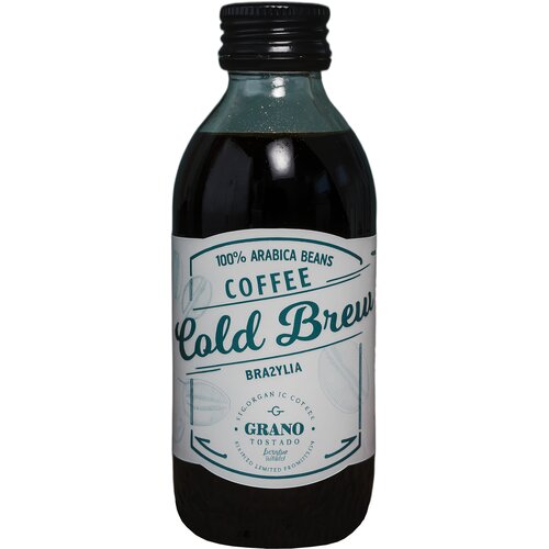 Butelka z napojem o pojemności 200 ml, z etykietą zawierającą napisy: "100% Arabica Beans Coffee Cold Brew Brazylia" oraz "Grano Tostado". Etykieta ma biało-niebieską kolorystykę z grafiką ziaren kawy.