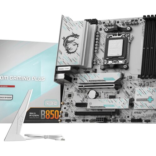 Na zdjęciu znajduje się płyta główna z widocznymi elementami elektronicznymi oraz logo smoka, obok niej pudełko z napisem "B850M Gaming Plus" i "AMD Ryzen B850". W dolnej części zdjęcia widoczna jest biała antena z kablem.