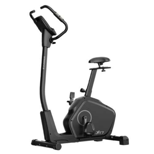 Czarny rower magnetyczny z wyraźnie widocznym napisem "HAMMER" na pionowej rurze oraz oznaczeniem "XT7" na obudowie koła zamachowego. Rower posiada regulowane siodełko i kierownicę z uchwytami.