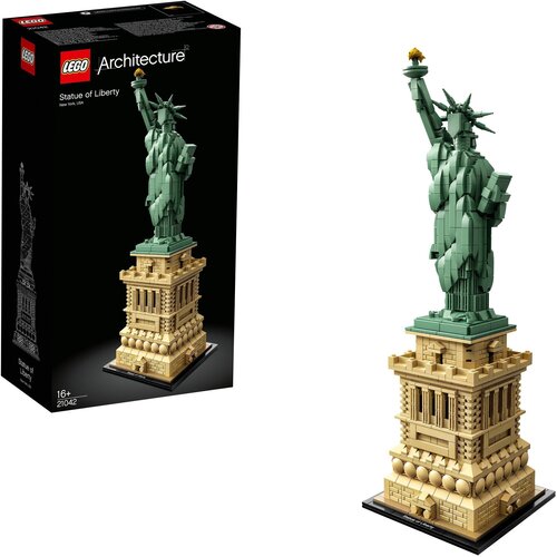 Na zdjęciu znajduje się opakowanie zestawu LEGO Architecture z modelem Statuy Wolności oraz złożony model tej statuy. Na opakowaniu widnieje napis: "LEGO Architecture, Statue of Liberty, New York, USA, 16+, 21042".