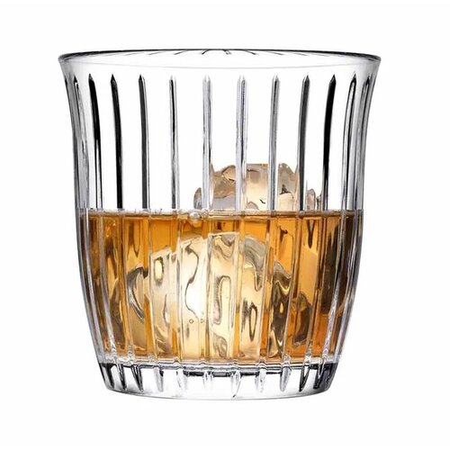 Szklanka z przezroczystego szkła o pionowych żłobieniach, wypełniona bursztynowym napojem i kostkami lodu. Produkt to "Zestaw szklanek PASABAHCE Joy 360 ml (4 sztuki)".