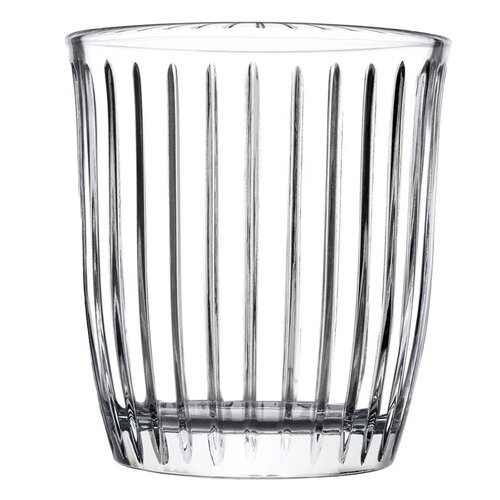 Na zdjęciu znajduje się szklanka o pojemności 280 ml z przezroczystego szkła, z pionowymi żłobieniami na całej powierzchni. Produkt jest częścią zestawu czterech szklanek.