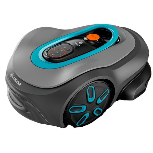 Na zdjęciu widoczny jest robot koszący w kolorze szarym z niebieskimi akcentami, posiadający okrągły panel sterowania z przyciskiem "Home" oraz napisem "SMART". Na obudowie znajduje się logo "GARDENA".