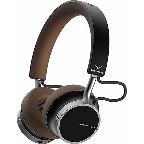 Na zdjęciu widoczne są brązowe słuchawki nauszne z metalicznymi elementami, na których pałąku znajduje się logo "beyerdynamic". Na jednej z muszli słuchawkowych widoczny jest napis "AVENTHO 100".