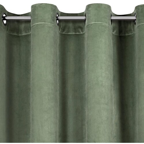 Oliwkowa zasłona z gładkiego materiału, zawieszona na metalowym karniszu z przelotkami. Produkt ma wymiary 140 x 250 cm.