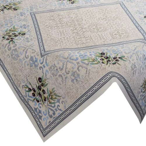 Obrus o wymiarach 100 x 100 cm z wzorem w oliwki i niebieskie ornamenty na beżowym tle, z centralnym kwadratowym panelem ozdobionym symetrycznymi wzorami. Obrzeża są ozdobione delikatnym, niebieskim wzorem przypominającym koronkę.
