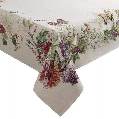 Obrus o wymiarach 140 x 180 cm z naturalnego materiału, ozdobiony kolorowym wzorem przedstawiającym kwiaty, liście i motyle. Wzór jest bogaty w detale i obejmuje różnorodne kolory, takie jak czerwony, fioletowy, zielony i niebieski.