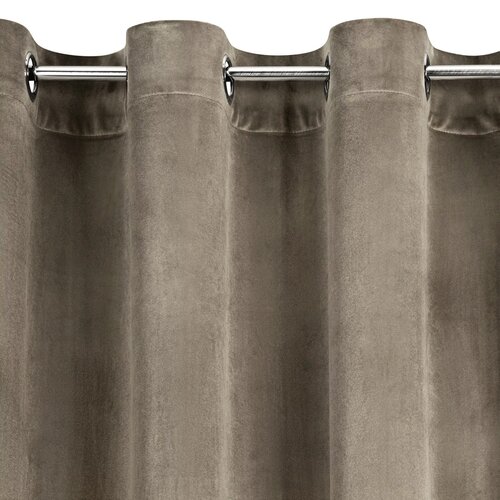 Brązowa zasłona z materiału o aksamitnej fakturze, zawieszona na metalowym karniszu z okrągłymi przelotkami. Produkt ma wymiary 140 x 250 cm.