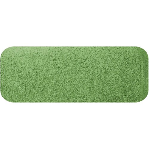 Zielony ręcznik o fakturze frotte, prostokątny, o wymiarach 50 x 90 cm. Produkt jest jednolity kolorystycznie, bez widocznych wzorów ani napisów.