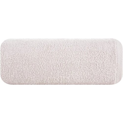 Jasnoróżowy ręcznik o wymiarach 30 x 50 cm, zwinięty w rolkę, z widoczną teksturą materiału. Produkt opisany jako "Ręcznik Głądki2 (40) Jasnoróżowy 30 x 50 cm".
