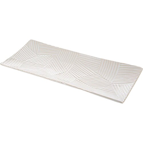 Kremowa patera o wymiarach 39 x 18 x 3 cm z geometrycznym wzorem w postaci wypukłych linii tworzących różne kształty. Powierzchnia jest błyszcząca, co nadaje jej elegancki wygląd.