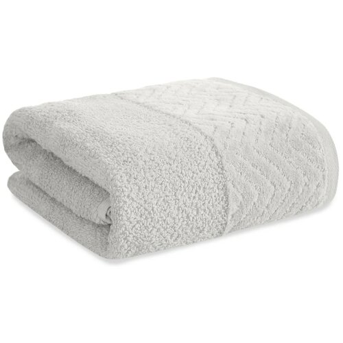 Na zdjęciu widoczny jest złożony ręcznik w kolorze srebrnym, o wymiarach 70 x 140 cm, z delikatnym wzorem w jodełkę na jednym z brzegów. Materiał wygląda na miękki i puszysty.