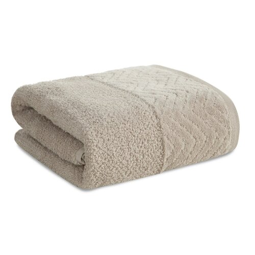 Jasnobeżowy ręcznik o wymiarach 30 x 50 cm, z widocznym wzorem w jodełkę na jednym z końców. Materiał wygląda na miękki i puszysty.