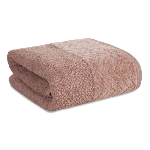 Na zdjęciu widoczny jest złożony ręcznik w kolorze pudrowym, o wymiarach 30 x 50 cm, z wyraźnym wzorem w jodełkę na jednym z brzegów. Materiał wygląda na miękki i puszysty.