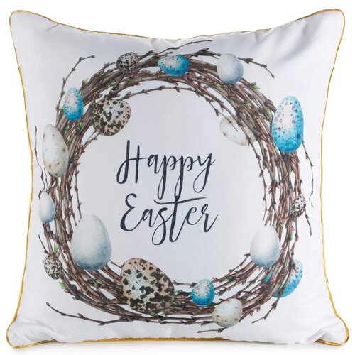 Poduszka z białą poszewką ozdobioną nadrukiem w kształcie wianka z gałązek, na którym znajdują się kolorowe jajka. W centrum widnieje napis "Happy Easter" wykonany ozdobną czcionką.