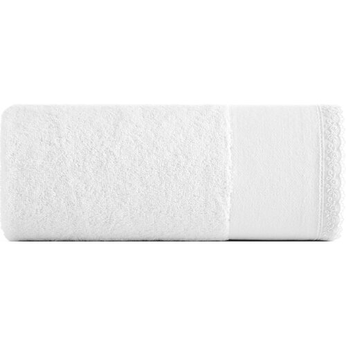 Biały ręcznik o wymiarach 30 x 50 cm, z delikatnym wzorem na krawędzi. Powierzchnia ręcznika jest puszysta i jednolita.