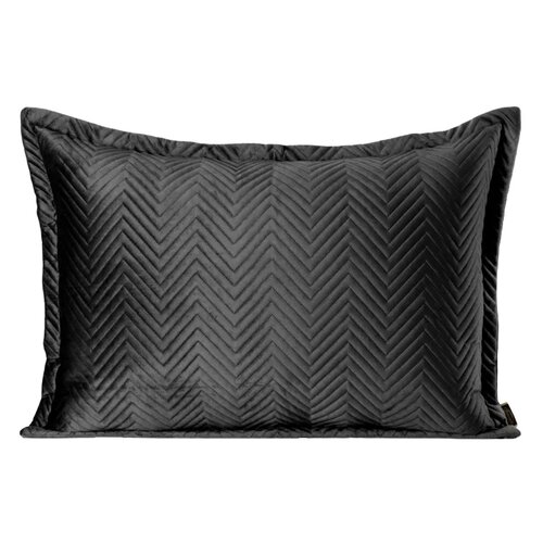 Czarna poszewka o wymiarach 50 x 70 cm z widocznym wzorem w jodełkę. Produkt jest wykonany z materiału o delikatnym połysku.