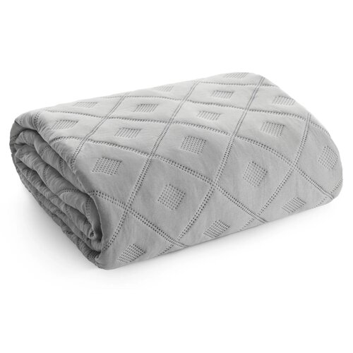 Srebrna narzuta o wymiarach 200 x 220 cm z geometrycznym wzorem w romby, złożona w prostokątny kształt. Materiał ma delikatną teksturę z widocznymi przeszyciami.