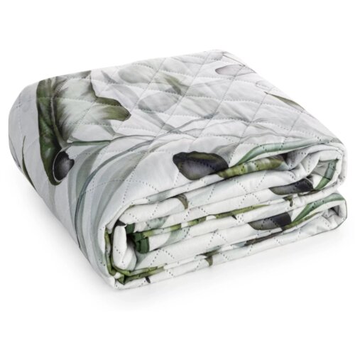 Złożona narzuta o wymiarach 170 x 210 cm w kolorze białym z delikatnym wzorem liści w odcieniach zieleni i szarości, z widocznym pikowaniem w romby. Produkt jest starannie złożony, ukazując miękką i elegancką fakturę materiału.