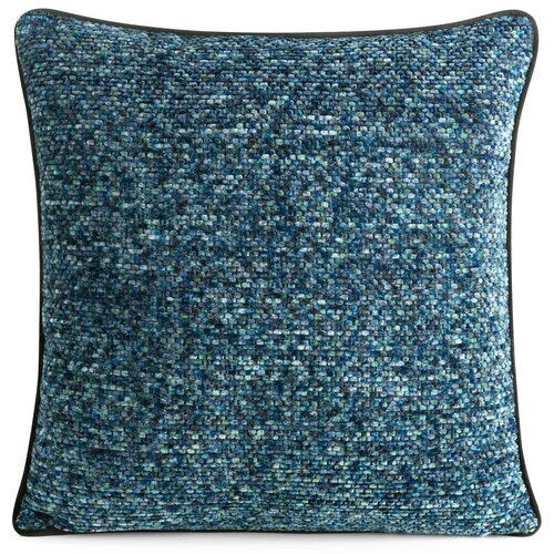 Kwadratowa poszewka o wymiarach 45 x 45 cm, wykonana z tkaniny w odcieniach niebieskiego, z widoczną teksturą przypominającą drobne sploty. Brzegi poszewki są wykończone ciemniejszą lamówką.