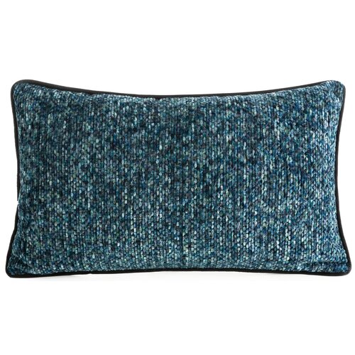 Niebieska poszewka o wymiarach 30 x 50 cm z kolekcji EUROFIRANY Bari 02, prezentuje teksturę przypominającą drobne, kolorowe sploty. Produkt ma ciemne obszycie na krawędziach, które kontrastuje z wielobarwnym wzorem.