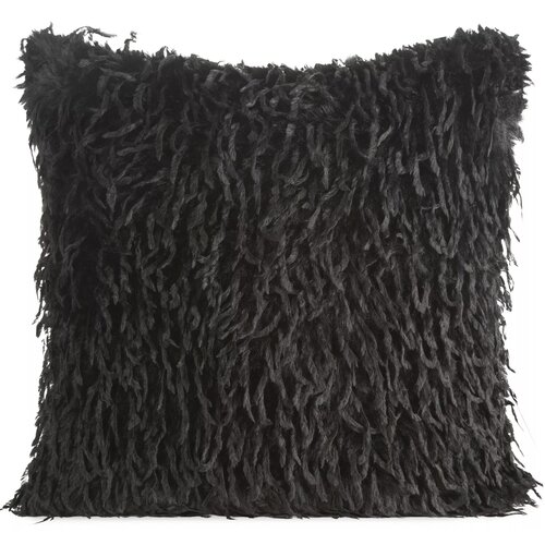 Czarna poszewka o wymiarach 45 x 45 cm z długim, puszystym włosiem, tworzącym teksturę przypominającą futro. Produkt nie zawiera widocznych napisów ani logo.