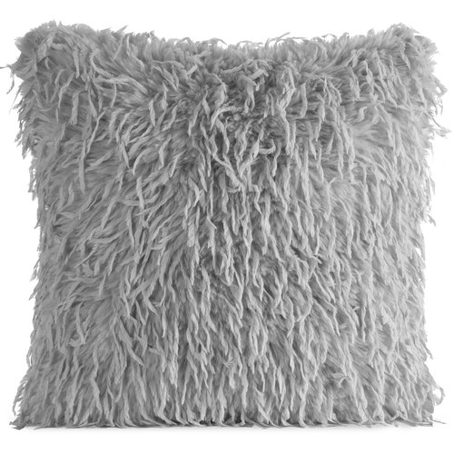 Srebrna poszewka o wymiarach 45 x 45 cm z długim, puszystym włosiem na całej powierzchni. Materiał wygląda na miękki i przytulny, tworząc efektowne wykończenie.