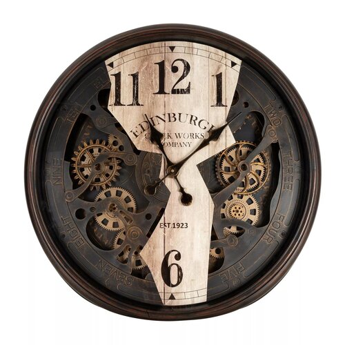 Zegar ścienny z widocznymi mechanizmami zębatkowymi, posiada tarczę z dużymi cyframi 12 i 6 oraz napisem "EDINBURGH CLOCK WORKS COMPANY" i "EST.1923". Obudowa zegara jest brązowa, a na krawędzi tarczy znajdują się wypukłe napisy z cyframi od jeden do dwan