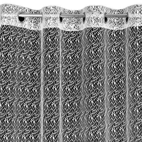 Biała firana o wymiarach 140 x 250 cm z delikatnym, ażurowym wzorem, zawieszona na metalowym karniszu z przelotkami. Materiał ma gęsty, koronkowy splot, tworzący elegancki i dekoracyjny efekt.