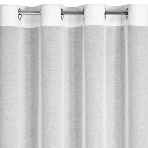 Biała firana o wymiarach 140 x 250 cm wisi na metalowym karniszu, przechodząc przez okrągłe przelotki. Materiał jest lekko przezroczysty, z delikatną fakturą.
