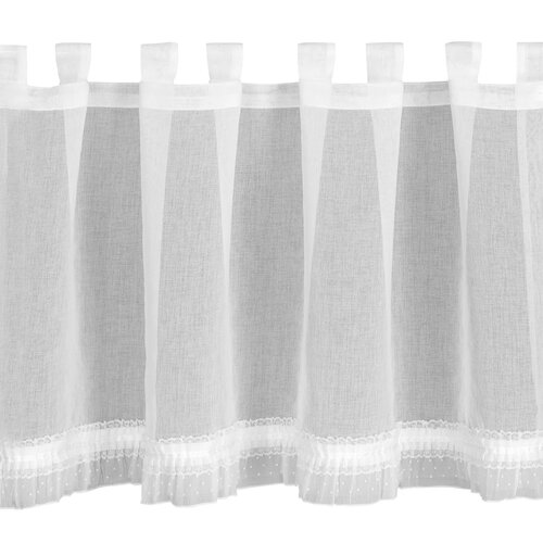 Biała firana o wymiarach 150 x 60 cm z delikatnym, przezroczystym materiałem i ozdobnym wykończeniem na dole. Firana posiada szerokie szelki do zawieszenia na karniszu.