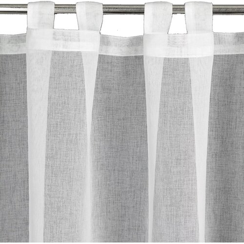Biała firana o wymiarach 60 x 150 cm zawieszona na metalowym karniszu. Materiał jest półprzezroczysty, z delikatnym, pionowym wzorem.