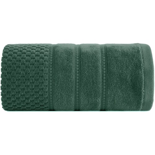 Zdjęcie przedstawia zielony ręcznik o wymiarach 30 x 50 cm, zwinięty w rolkę. Powierzchnia ręcznika ma teksturę z widocznymi wzorami w postaci prostokątów i pasków.