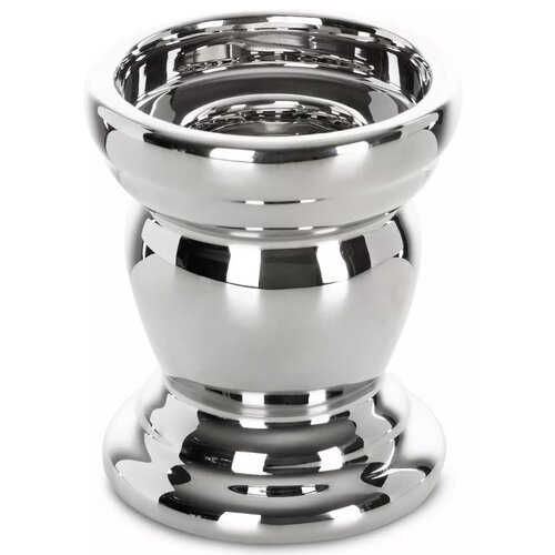 Srebrny świecznik o błyszczącej powierzchni, z zaokrąglonymi krawędziami i szeroką podstawą, odbijający światło. Produkt ma elegancki, nowoczesny design.
