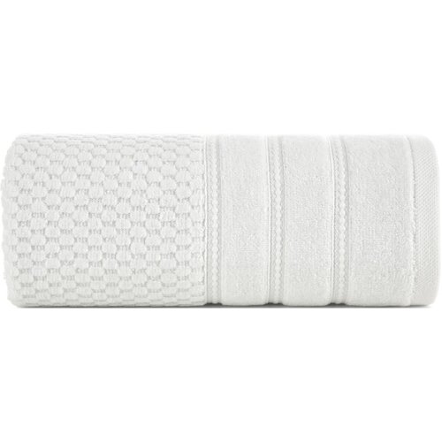 Biały ręcznik o wymiarach 30 x 50 cm jest zwinięty w rolkę. Powierzchnia ręcznika ma wzór w drobne, wypukłe kwadraty oraz gładkie pasy.