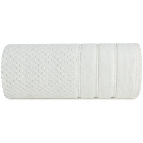 Kremowy ręcznik o wymiarach 30 x 50 cm, z widocznym wzorem w kratkę na jednej części oraz gładką teksturą z delikatnymi paskami na drugiej. Produkt jest zwinięty w rolkę, co ukazuje jego strukturę i detale materiału.