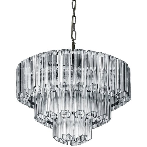 Lampa sufitowa z przezroczystymi, pionowymi elementami szklanymi, zawieszona na metalowym łańcuchu. Konstrukcja lampy ma kaskadowy kształt, tworząc elegancki i nowoczesny wygląd.