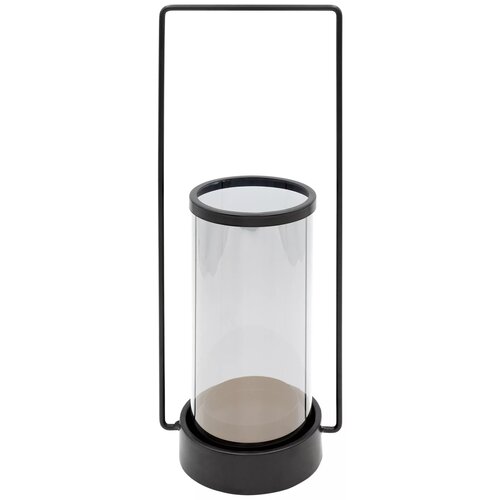 Na zdjęciu znajduje się czarny świecznik z przezroczystym cylindrycznym kloszem, osadzony na okrągłej podstawie z metalowym uchwytem. Produkt ma prosty, nowoczesny design.