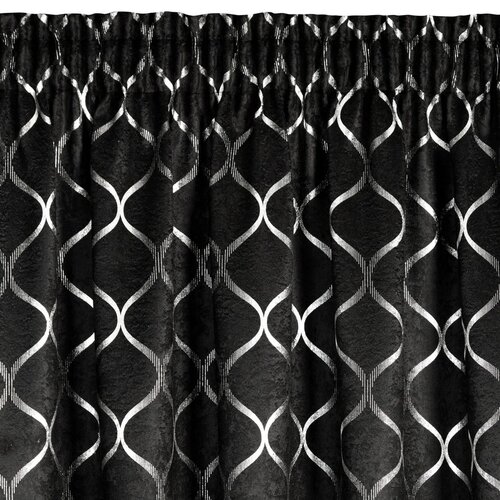 Czarno-srebrna zasłona z wzorem w geometryczne, faliste linie tworzące symetryczne kształty. Materiał ma lekko połyskującą powierzchnię, co dodaje elegancji.