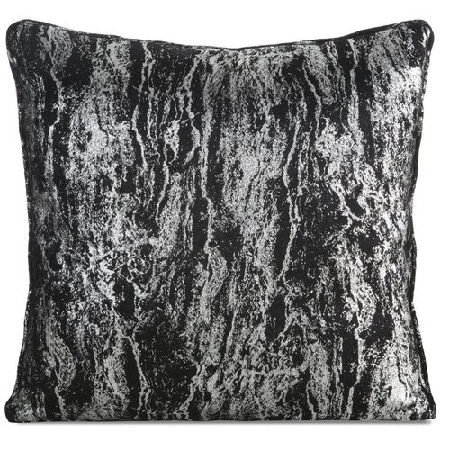 Czarna poszewka dekoracyjna o wymiarach 45 x 45 cm z wzorem przypominającym marmur w odcieniach srebra. Powierzchnia poszewki ma teksturę z nieregularnymi, pionowymi liniami i plamami.