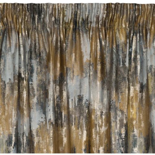 Zasłona o wymiarach 140 x 270 cm w kolorach musztardowym i srebrnym, z abstrakcyjnym wzorem przypominającym pociągnięcia pędzla. Materiał jest marszczony u góry, co tworzy efekt falowania.