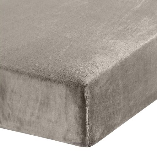 Beżowe prześcieradło z gumką, o wymiarach 140 x 200 cm, wykonane z miękkiego materiału, ukazane na rogu materaca. Powierzchnia prześcieradła ma delikatną fakturę, która nadaje mu elegancki wygląd.