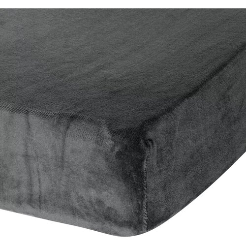 Na zdjęciu widoczne jest stalowe prześcieradło z gumką, które ma gładką teksturę i jest założone na materac. Produkt ma wymiary 160 x 200 cm.