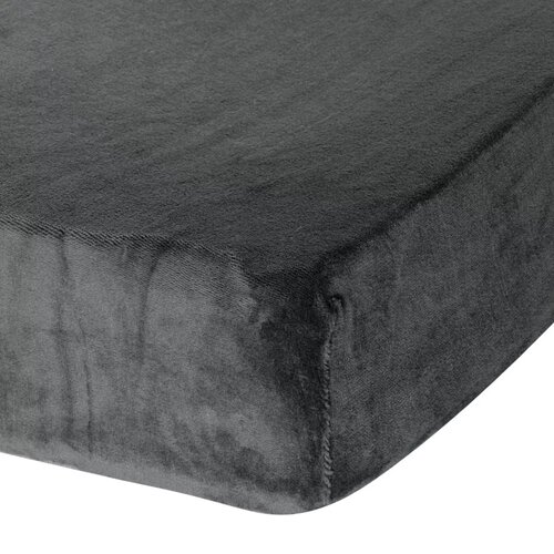 Na zdjęciu widoczne jest stalowe prześcieradło z materiału flano, o wymiarach 140 x 200 cm, z wyraźnie zaznaczonymi szwami na krawędziach. Powierzchnia materiału ma delikatną fakturę i jednolity kolor.