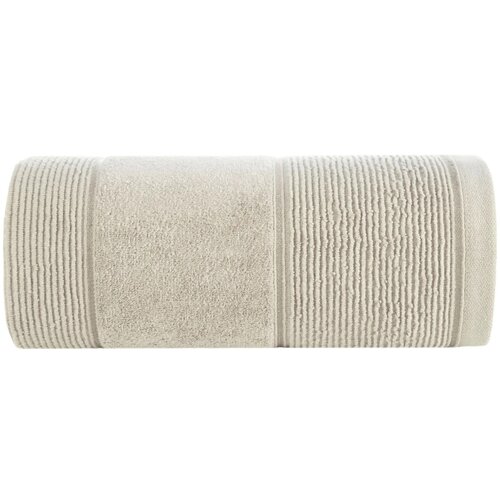 Beżowy ręcznik o wymiarach 30 x 50 cm, z widocznymi poziomymi pasami tekstury na obu końcach oraz gładką powierzchnią pośrodku. Produkt jest zwinięty w rolkę, co podkreśla jego miękkość i strukturę materiału.