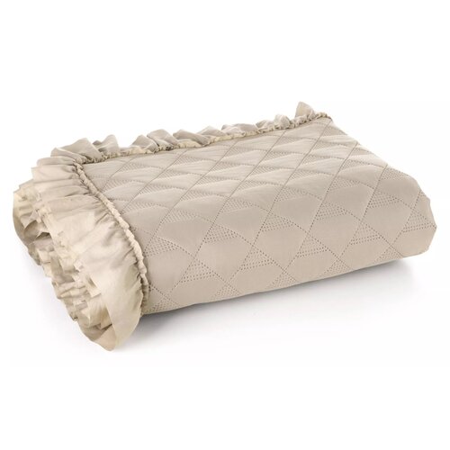 Beżowa narzuta o wymiarach 170 x 210 cm z pikowanym wzorem w romby i falbaną wzdłuż krawędzi. Materiał ma delikatną fakturę i elegancki wygląd.