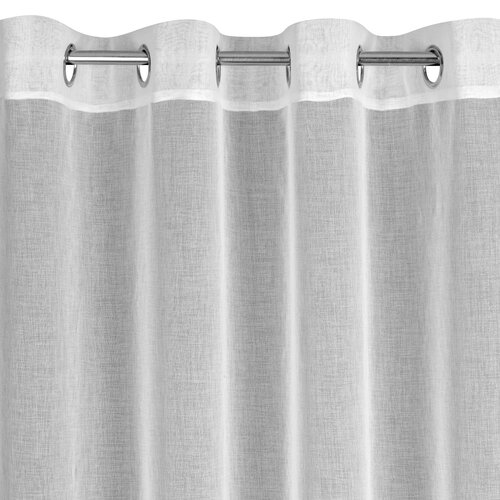 Biała firana o wymiarach 140 x 250 cm z delikatnym, półprzezroczystym wzorem, zawieszona na metalowych kółkach. Materiał układa się w regularne fałdy, tworząc elegancki efekt.